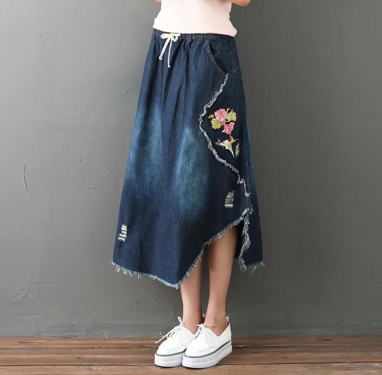 Большой Размеры отверстия трикотажная Джинса юбка Для женщин 2018 Летняя мода Высокая Талия цветок вышивка джинсовая юбка Для женщин
