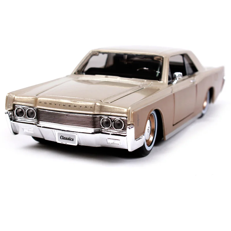 Maisto 1:26 1966 LINCOLN Континентальная литая модель автомобиля игрушка Новинка в коробке 32531