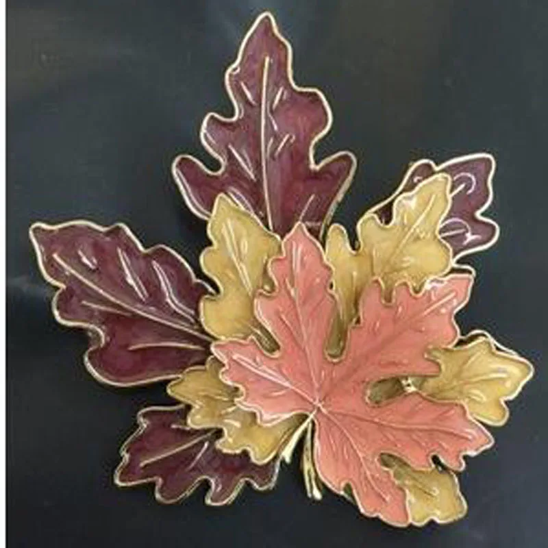

2018 Fashion Jewelry Enamel Pin Metal Maple Leaf Brooch Gold Lapel Pin Men Suit Brooch Broches Vintage Large Brooches For Women