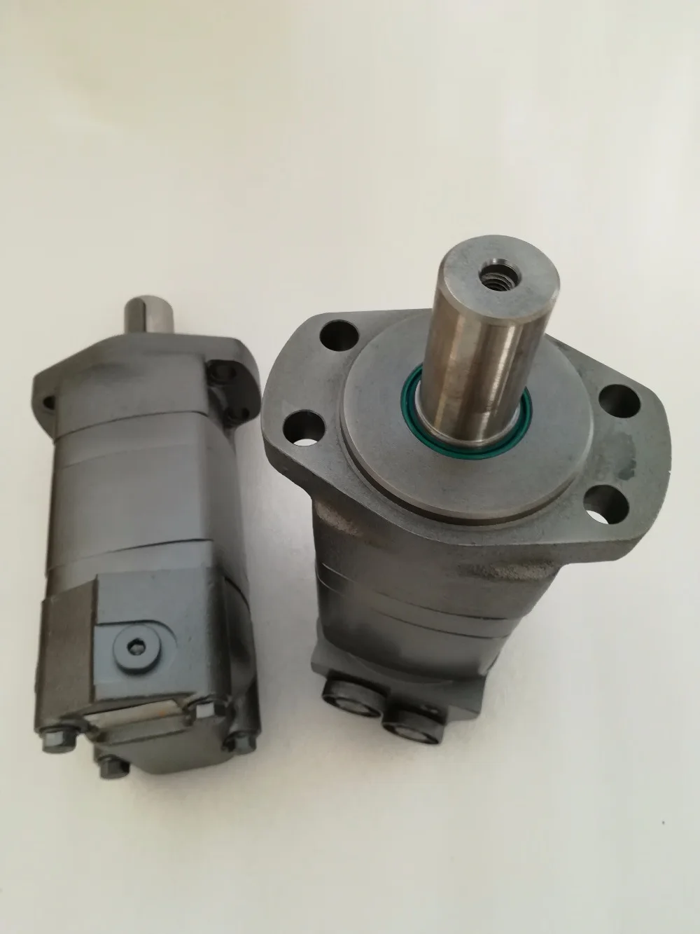 

2000 Series Hydraulic drive motor 104-1401-006 BOLT 4