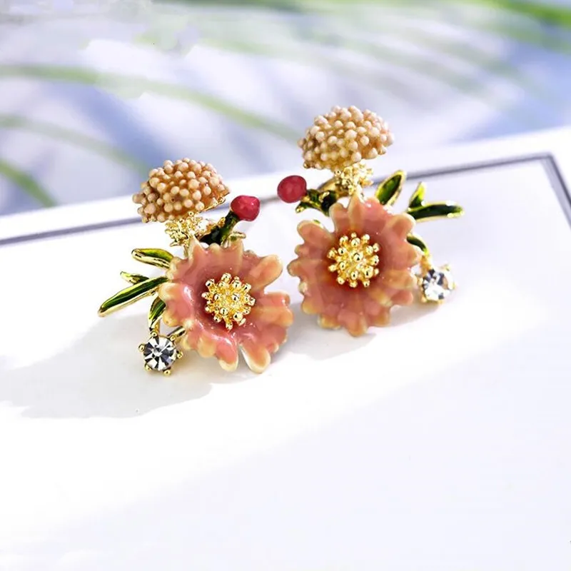 

New Style Spends More Than Simple Petal Earrings Personality Fashion Metal Flower Lady Temperament Earrings Elegant