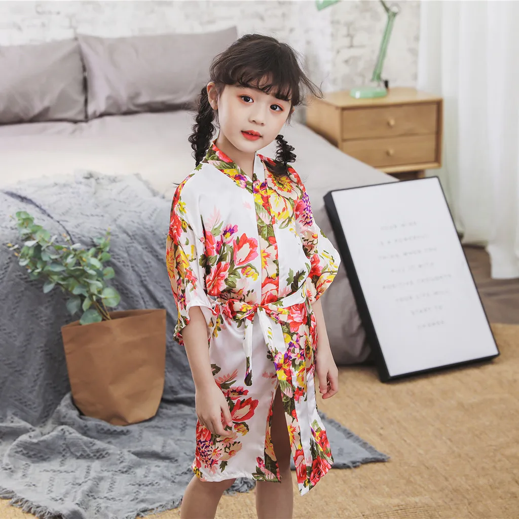 Дети девочки Цветочный принт шелк атласное кимоно; наряд халат для маленьких девочек короткий рукав модная одежда для сна, с поясом Летние пижамы