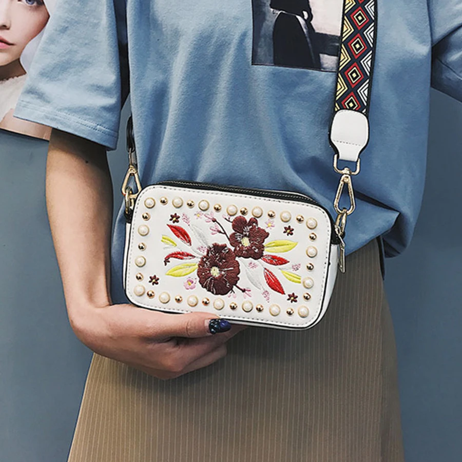 

Korean Fashion Flower Embroidery Pearl Bags Casual Cute Women Shoulder Messenger Bag Girl Designer Personality Small Square Bag