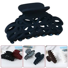 Новинка заколка для женщин скраб черный пластик заколки для волос выдалбливают резьба Краб для волос большой размер зажимы для волос случайный цвет