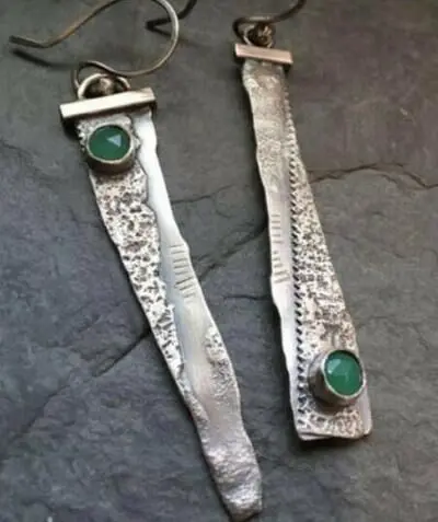 

Vintage Ethnic Earrings Sickle Serrated Long Drop Earrings Sliver Retro Indian Jewelry Inlaid Green Stone Earring Brincos