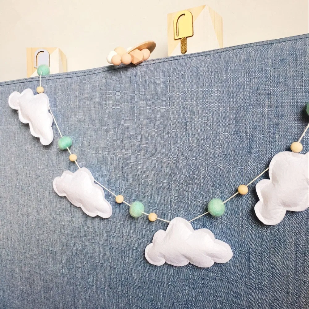 Garland dětská pokojová stěna nebo noční zástěna visící plstěné mraky a dřevěné korálky dětská hračka hračky ornament dárky baby mobily postel zvon