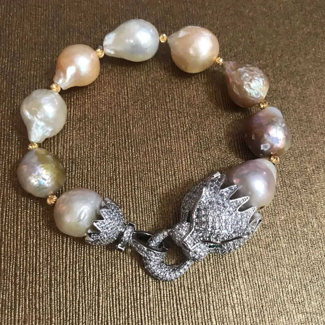 

Exaggerated Panther Head Zircon Barreled Pearl Beaded Bracelet Internal Diameter 65mm