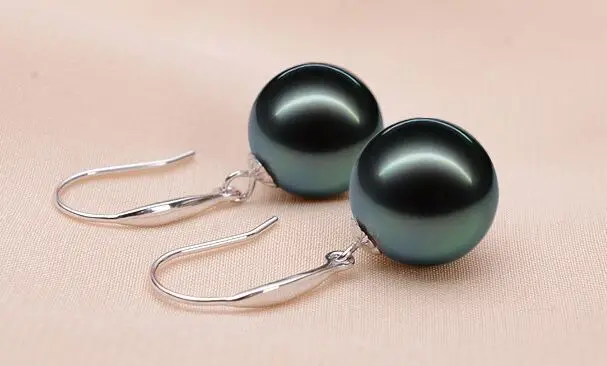 

A PAIR 10-11MM NATURAL TAHITIAN BLACK PEARL EARRING