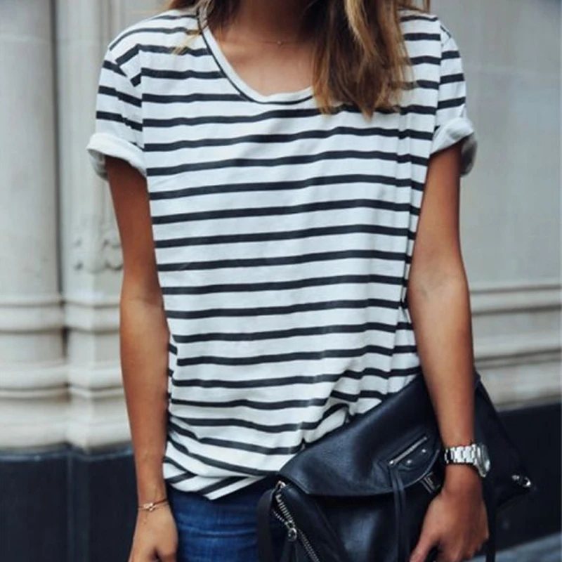 Что мне одеть футболку. Футболка мужская девушка. Девушка в длинной футболке. Полосатая майка без рукавов женская с бантами. Футболки для девушек модные.