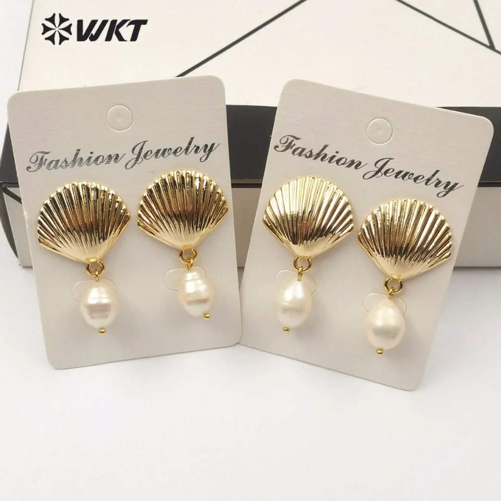 

WT-E511 Natural Scallop Shell Pearl Earrings Full Gold Shell with Round Natural Freshwater Pearls Random Size Wedding Earrings
