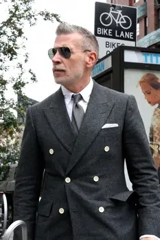 Tanie 2018 Nowy Zima Ciemny Szary Tweed Mężczyźni Garnitur Pana Młodego Garnitury Slim Fit 2 Sztuka Tuxedo Dostosowane Prom Blazer Terno Masculino Kurtka + Spodnie