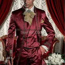 Бургундия вышивка мужские свадебные костюмы для выпускного вечера из 3 предметов атласные смокинги жениха на заказ; длинное пиджак+ брюки+ жилет