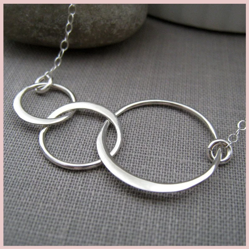 

3 interlocking circles necklace 925 Silver Clavicle Necklace,Fashion simple Generations Necklace Birthday Gifts for Mom&grandma.