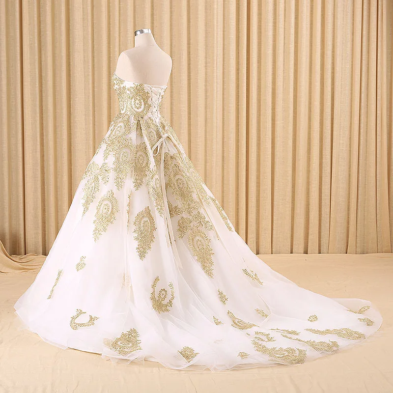 vestido blanco y dorano de novia