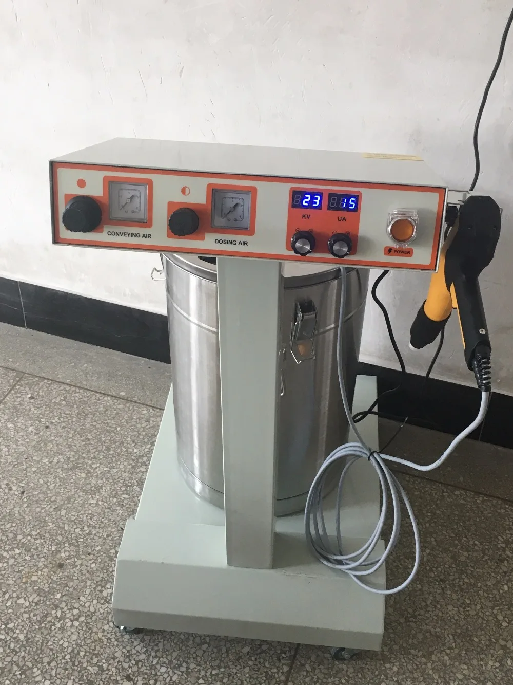 Electrostatic powder coating machine with electrostatic powder coating