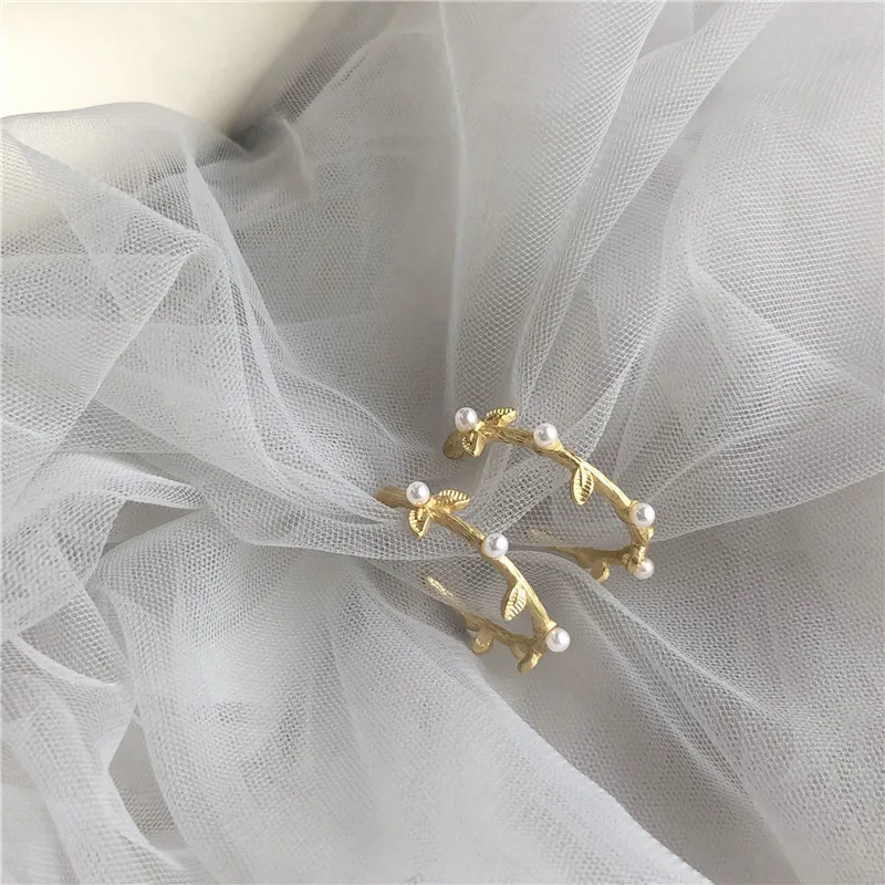 

S925 Silver Needle, Winding Pearl Earrings Semi-Arc Geometric Metal Leaves Stud/Post Earrings 226