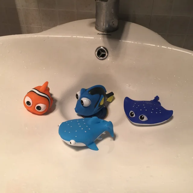 HOT Lovely Baby Bath Toys Water Spraying Squeeze  Sounding Debbling Toys Kids Float Water Tub Rubber Bathroom Play Animals 4