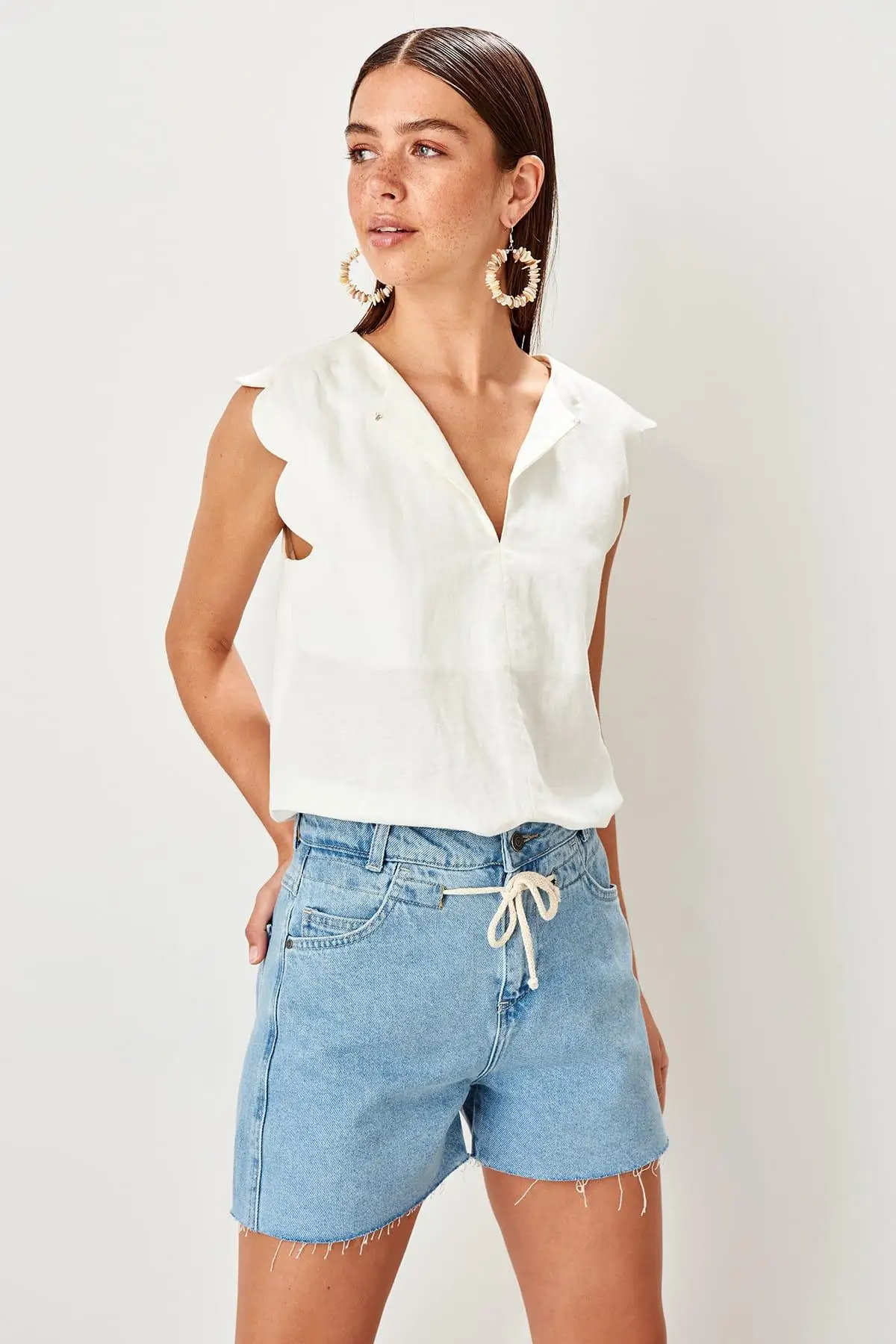 

Trendyol Lacing Blue Detailed Denim Shorts TWOSS19XQ0036
