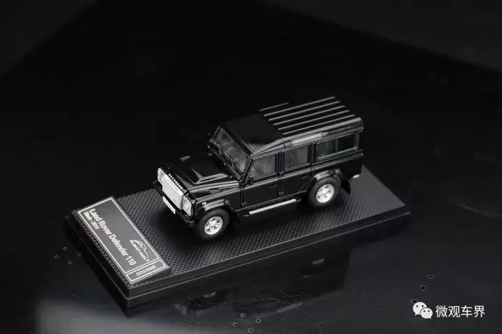 Литая модель автомобиля почти настоящая 2014 Defender 110 1:43 (черный) + маленький подарок!
