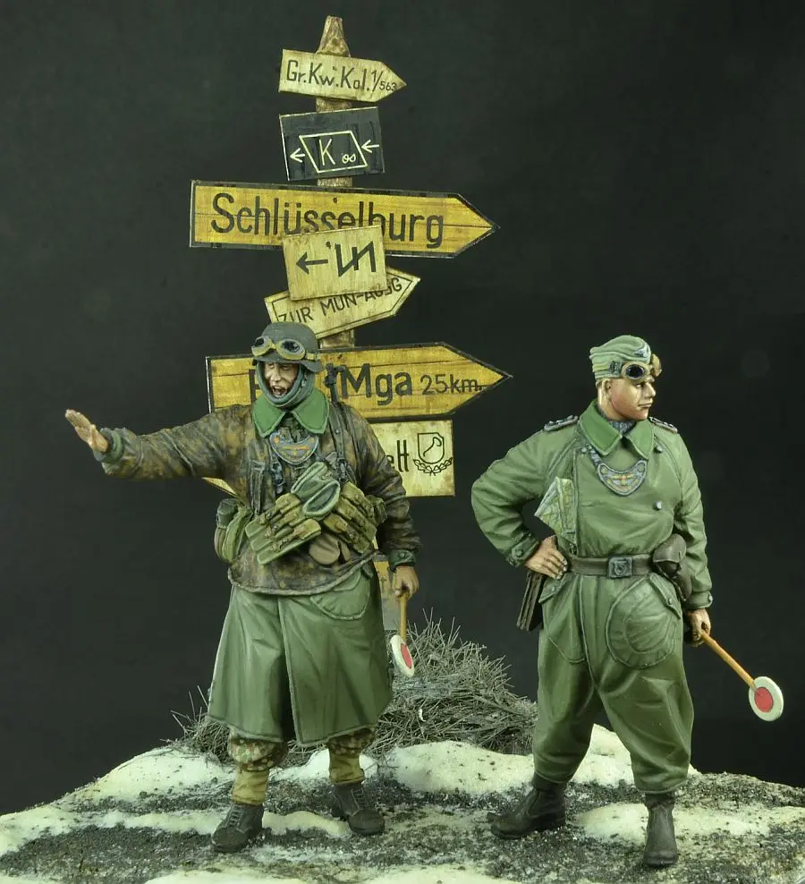 135 Scale German Command Traffic Soldier 2 People Miniatures World War
