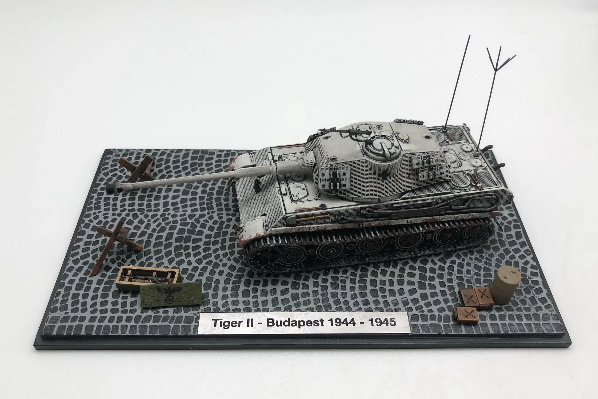 WW2 German Tiger II 1st Division Panzer Wehrmacht Tank 1:72 fini Easy model 