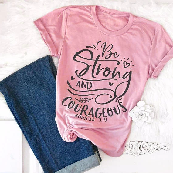 Быть сильным и смелым футболка для христианина 90s Женская мода смешной надписью гранж Топы Графический винтажные хлопковые tumblr арт футболка - Цвет: Pink - black txt