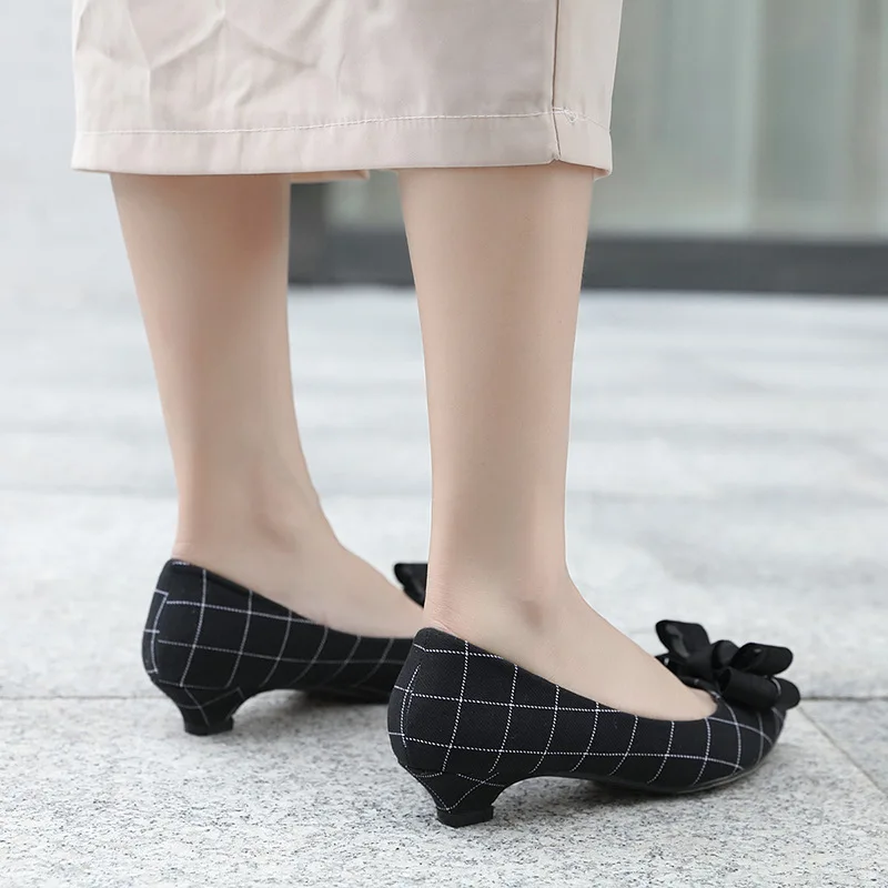 Пикантные туфли-лодочки с бантом на низком каблуке с острым носком женская обувь летние офисные туфли на квадратном каблуке черного и серого цвета большие размеры 42
