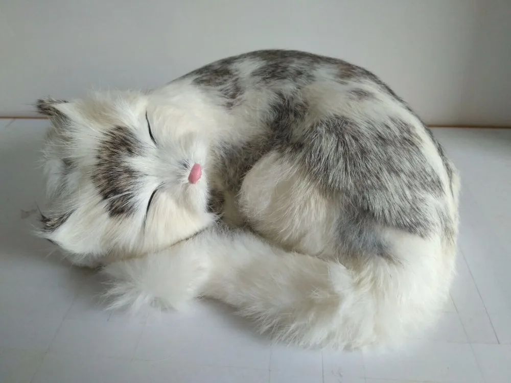 

Модель серого и белого кота из полиэтилена и пуха, 24x20x9 см