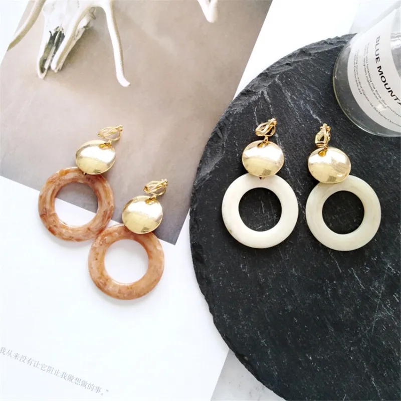 

Unique Fashion Women Earrings Korean Acrylic Geometry Earrings Round Ear Clip Fashion Women's Earrings ET91