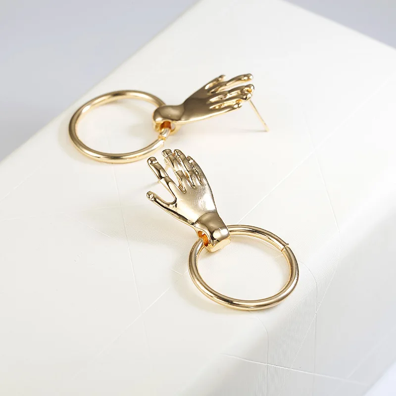 

JN0131 Hot Sell New Fashion Metal Hand Palm Shape Round Circle Dangle Earrings Pendientes Mujer Moda Temperament Jewelry Gifts
