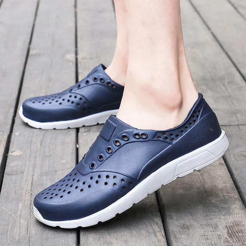 2019 Summer Men's Fashion Hole Sandals Men's Lightweight Soft Bottom Hollow Beach Shoes Set Foot Sandals Beach Sandals Crocse