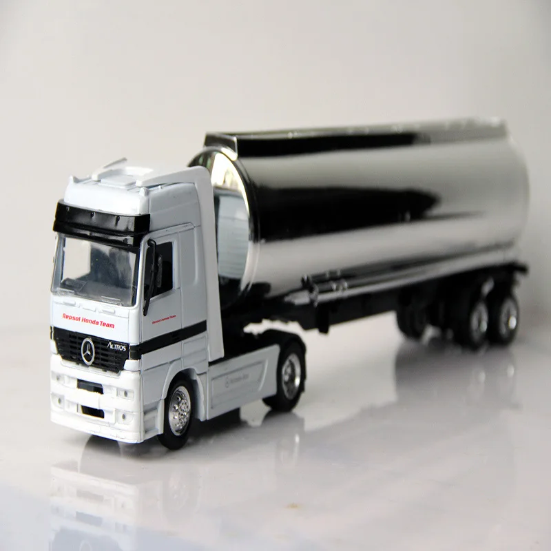 Модель 1/43 года. Классическая модель Mercedes Truck Tanker. Модель с серебряным корпусом. Винтажный игрушечный автомобиль. Подарок на день рождения