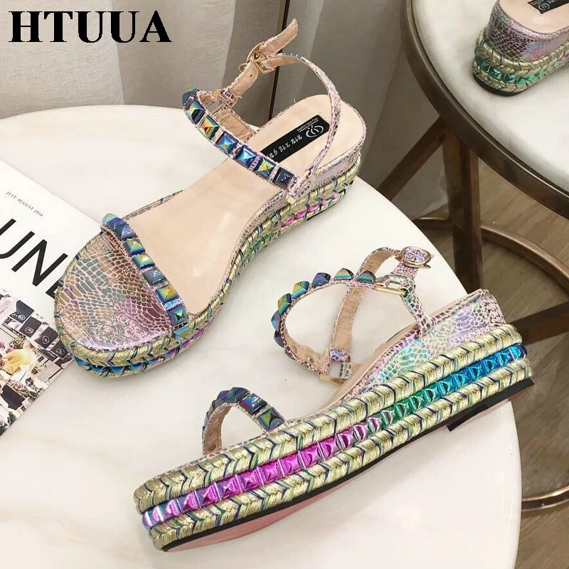 

HTUUA 2019 Fashion Glitter Colorful Rivet Sandals Women Summer Shoes Woman Casual Wedge Platform Sandal Ladies High Heels SX2617