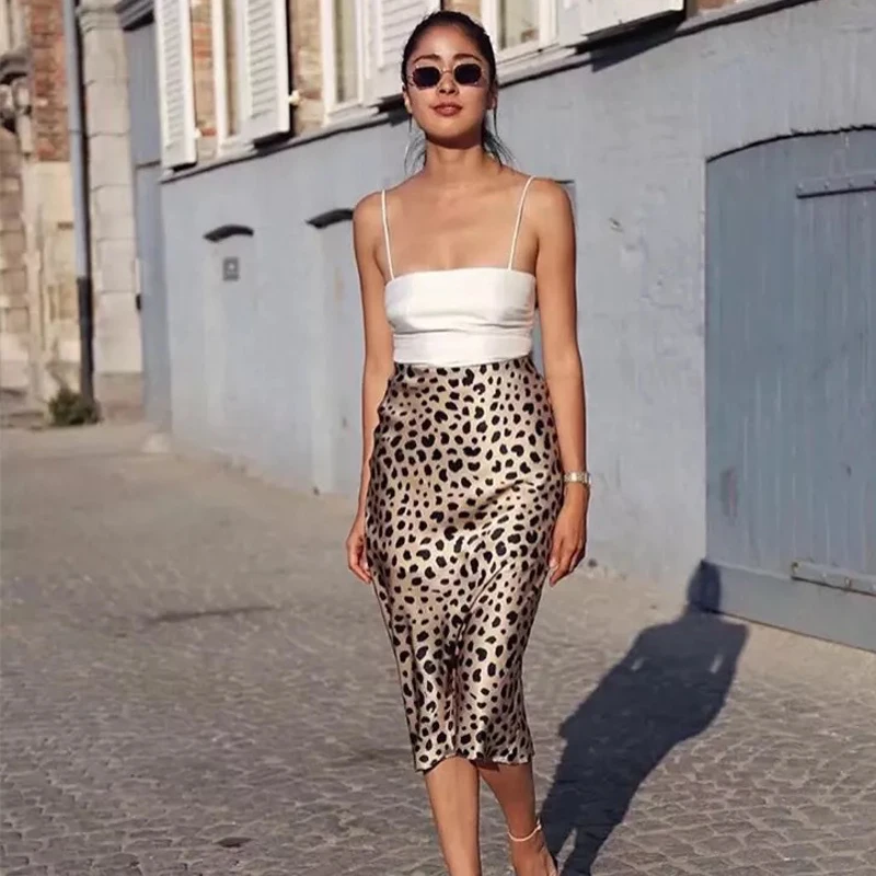 Леопардовая юбка миди. Что носить с леопардовой юбкой атласной. Что носить с леопардовой юбкой атласной. Леопардовая юбка миди. Образы с леопардовой юбкой.