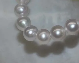 

Natural RARE Light Gray AA 10mm Very Luster Round Freshwater Pearl 10506