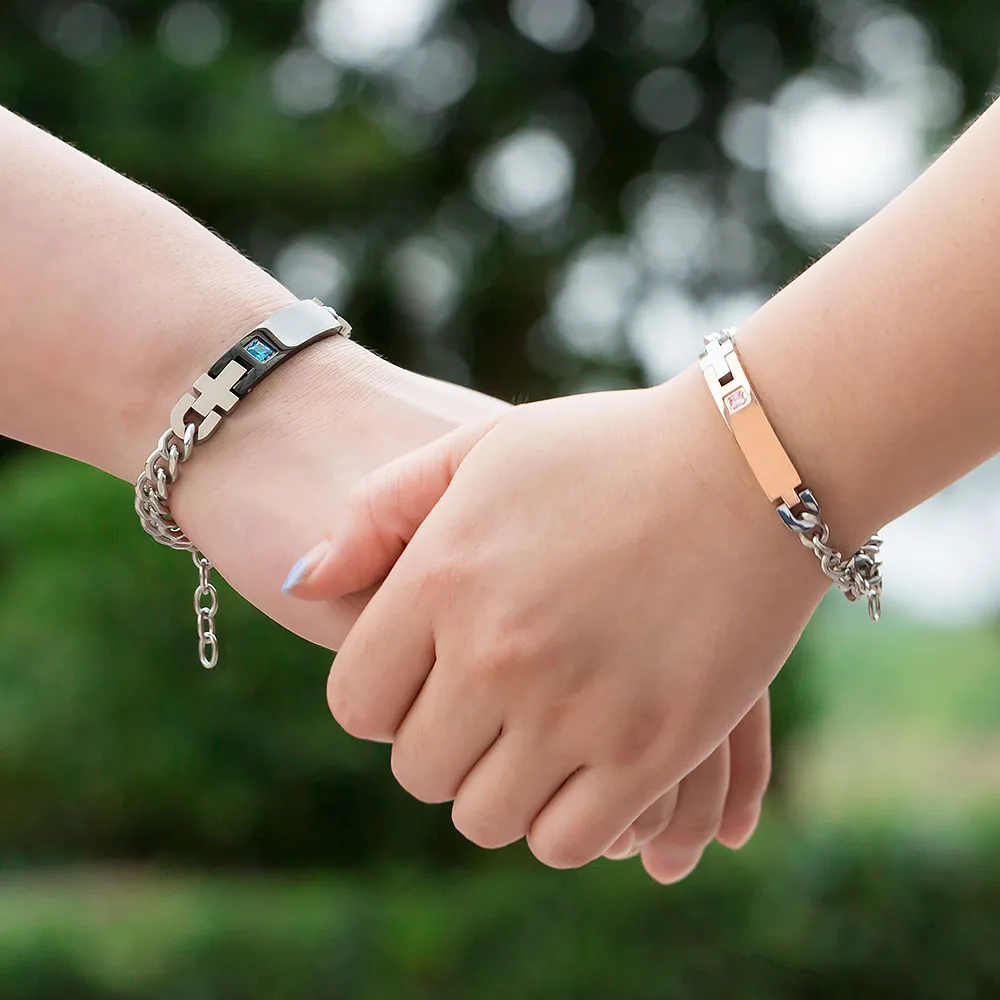 браслеты для женщин. одевает на руку браслет. Pandora moments 2022 браслет. потерять браслет с руки. браслеты для девушек.