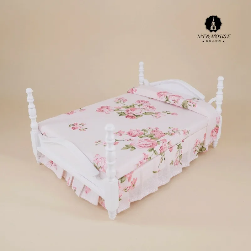 

1/12 Scale New Dolls House Wooden Bed Miniature Handmade Pink Bed Pretend Mini Furniture Doll Furniture toy for children