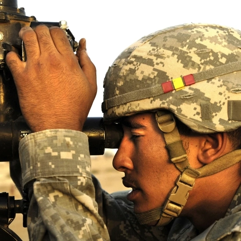 U.S. Army soldier looks through a gun sight on a M198-155mm Howitzer Poster Print (15 x 12)