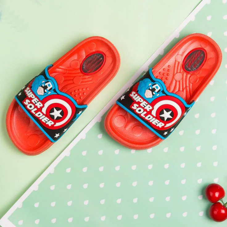 Детские летние пляжные тапочки из ПВХ с изображением Капитана Америки для мальчиков Нескользящая домашняя обувь принцессы для ванной; цвет красный, синий; 24-35; XQ01