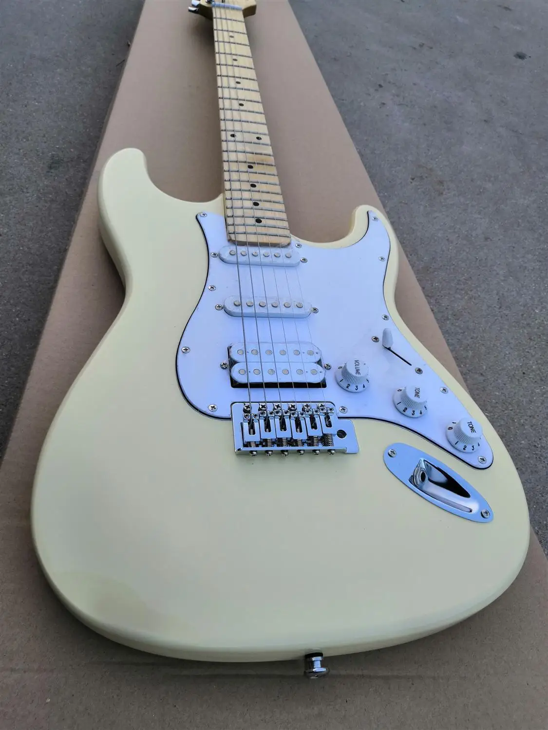 

Factory Custom Cream Yellow str Guitar with maple fretboard HSS pickguard White Pickguard,customized!S-19
