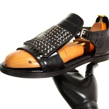 Для мужчин натуральная кожа, для панков Босоножки Летние черные сандалии с кисточками Туфли без каблуков взлетно-посадочной дорожки модная обувь шипованные сандалии Hombre