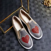 Новинка года; блестящие женские лоферы из искусственной лакированной кожи; сезон весна-осень; Модные слипоны для девочек; обувь на плоской платформе с сердцем