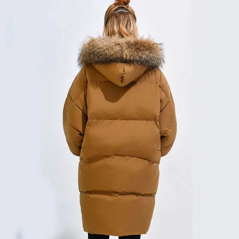 Большой головные уборы из натурального меха енота, стиль зимняя куртка Для женщин Длинная парка свободные Плотная теплая куртка Куртка–пуховик на 90% белом утином пуху