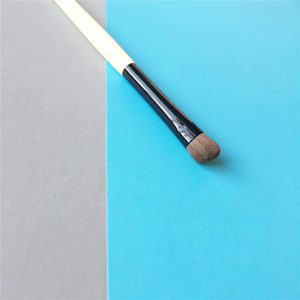 Bobbi Brown Angled Eye Shadow Brush _ 4