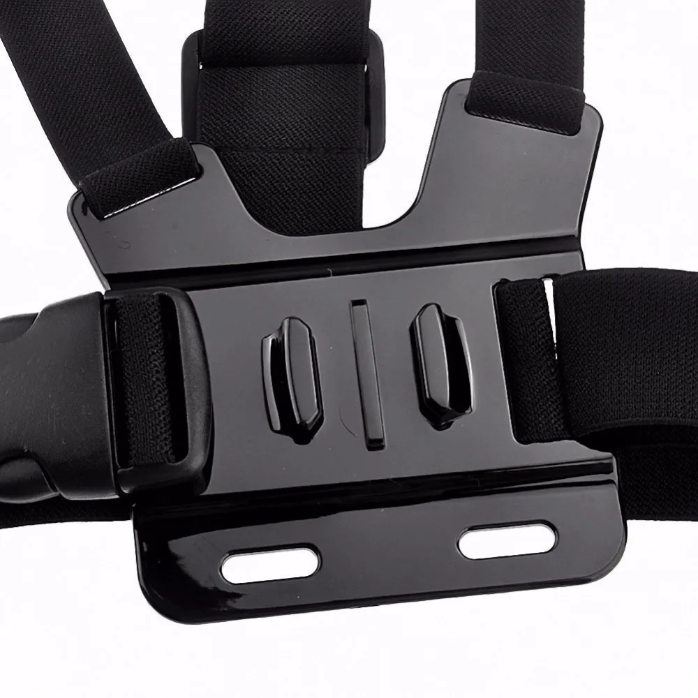 Sangle de fixation poitrine avec attache J-Hook, caméra Insta360 X4 montée, vue de face montrant le maintien stable