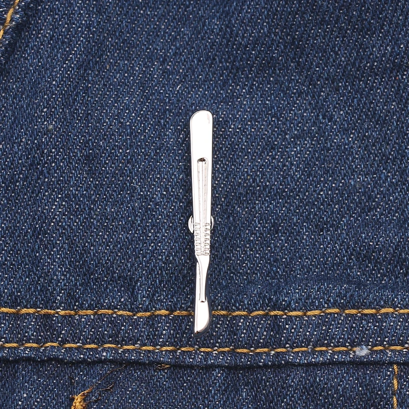 

Creative Silver Color Scalpel Brooch Lady Mini Medical Tools Scalpel Pins Badges Brooches Surgeon Doctor Nurse For Women Jewelry