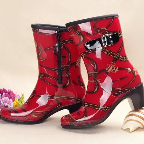 Rouroliu/новые женские резиновые сапоги до середины икры с пряжкой и боковой молнией, непромокаемые сапоги на высоком каблуке, женские резиновые сапоги с тотемом, ZM128 - Цвет: Red