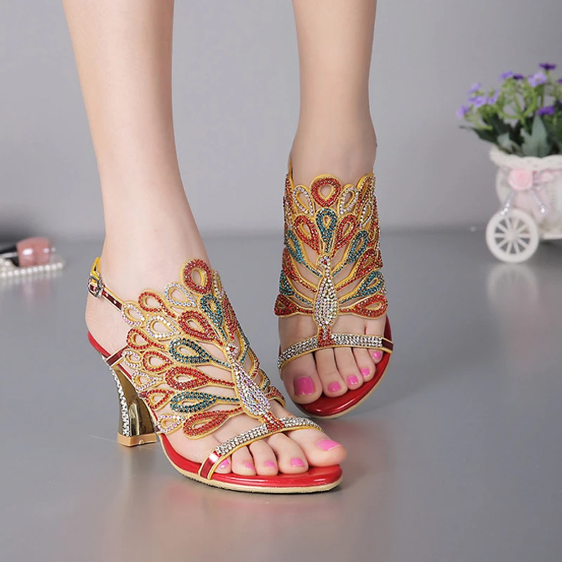 Женские торжественные туфли для выпускного летние сандалии со стразами свадебные туфли с ремешками открытым носком каблуками-столбиками для невесты красно-черной расцветки