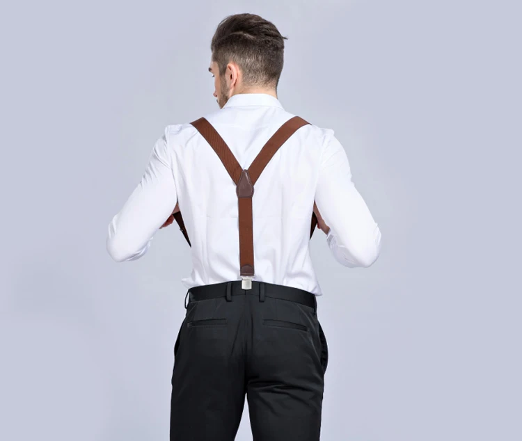 штаны с подтяжками мужские. подтяжки классические мужские. подтяжки на пуговицах. помочь подтяжки. мужчина в подтяжках.