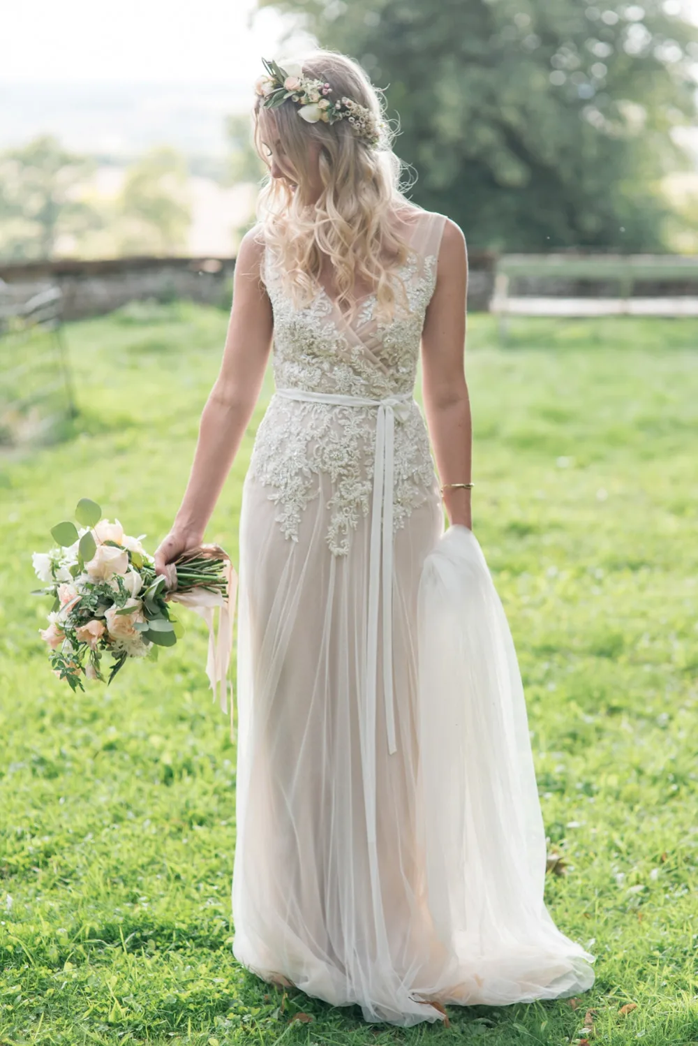 

Real Brides Simple V-neck Champagne Crystal Beach Wedding Gowns 2019 Plus Size Lace Appliques Pearls Boho Wedding Dress RB97